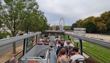 Les touristes peuvent suivre le parcours du bus sur leur plan ou sur une application dédiée.