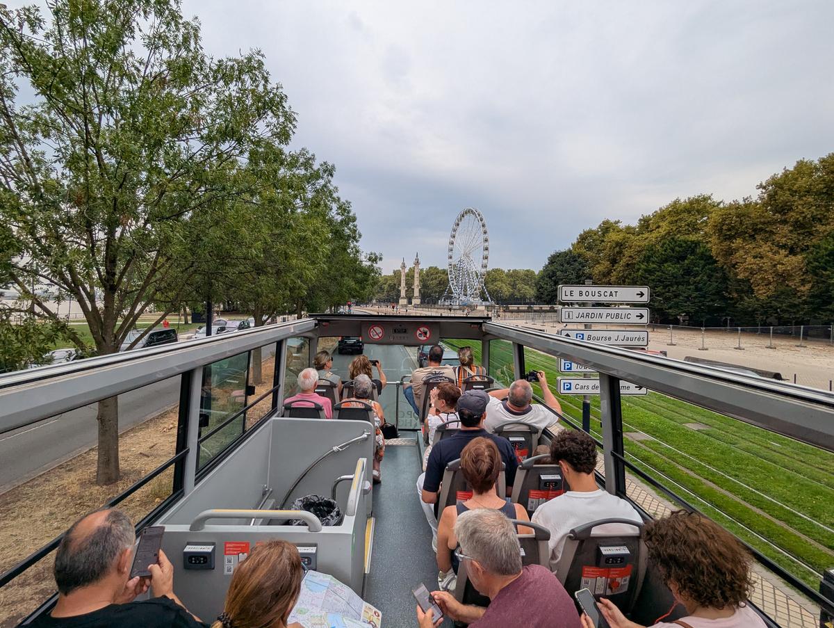 Les touristes peuvent suivre le parcours du bus sur leur plan ou sur une application dédiée.
