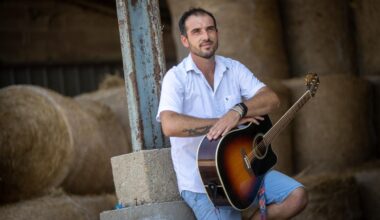 « Si c’était à refaire, je le referais dix fois » : Julien, l’agriculteur charentais de l’Amour est dans le pré se livre sur son aventure