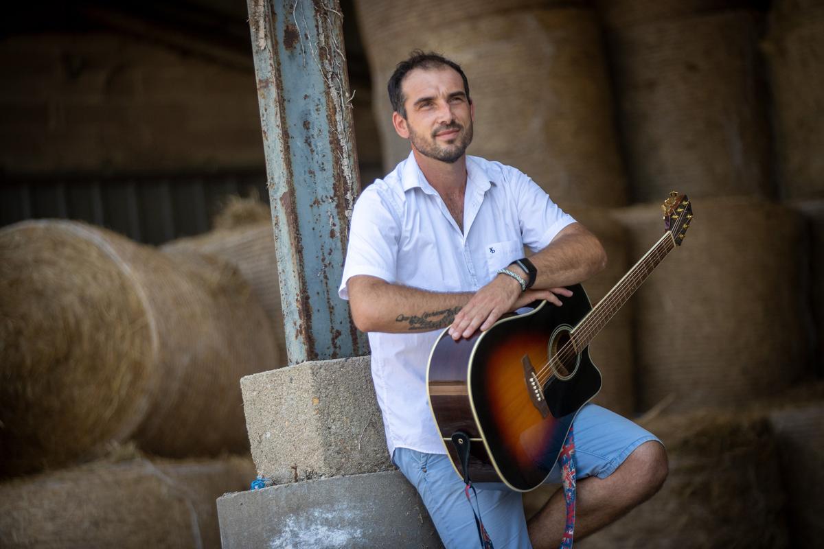 « Si c’était à refaire, je le referais dix fois » : Julien, l’agriculteur charentais de l’Amour est dans le pré se livre sur son aventure