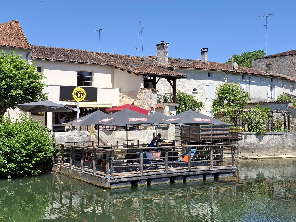La guéguerre se poursuit entre la mairie de Jarnac et le bar Quai 30 au sujet de la terrasse flottante