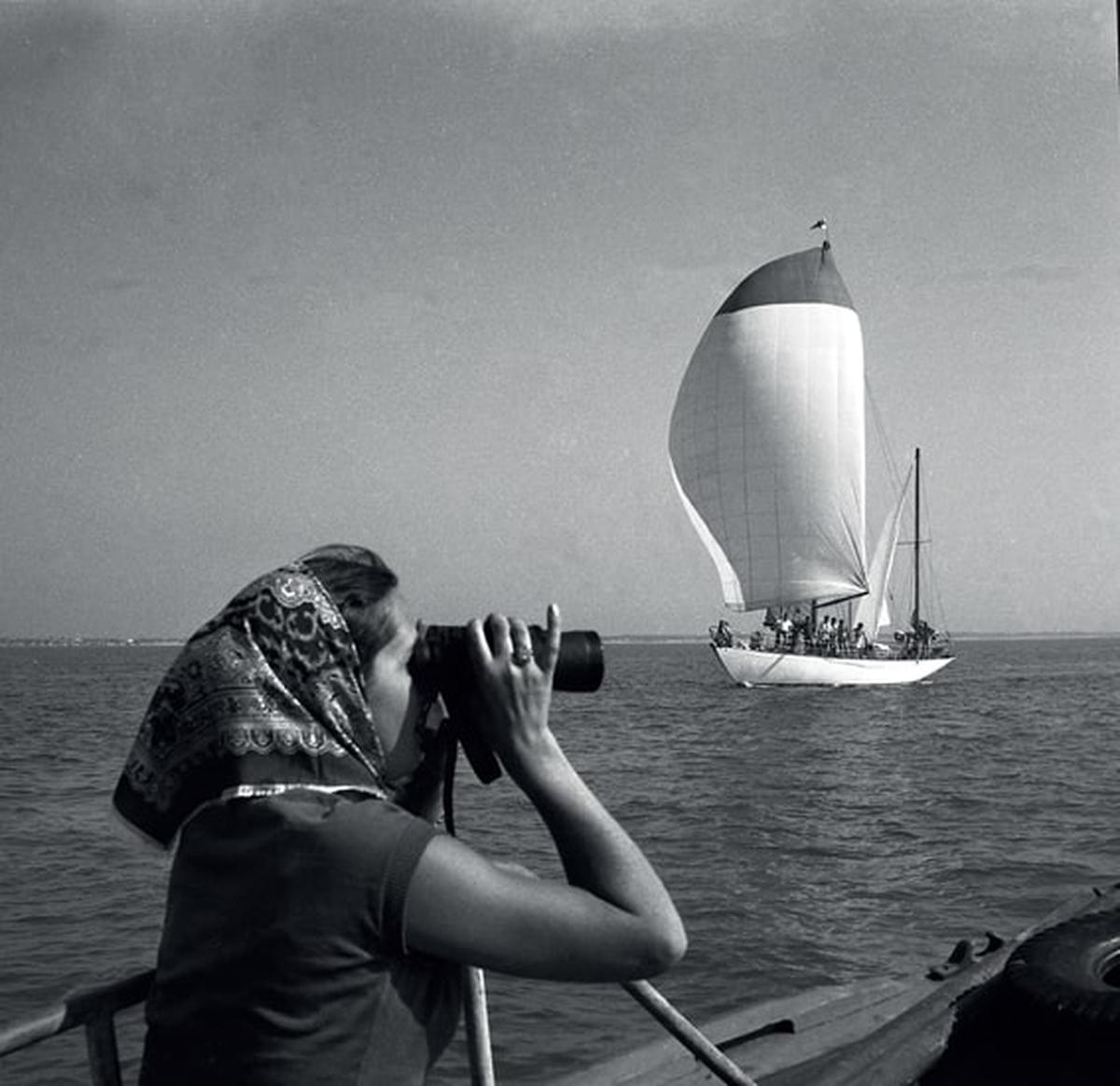 Un voilier sous spi et sous les regards.