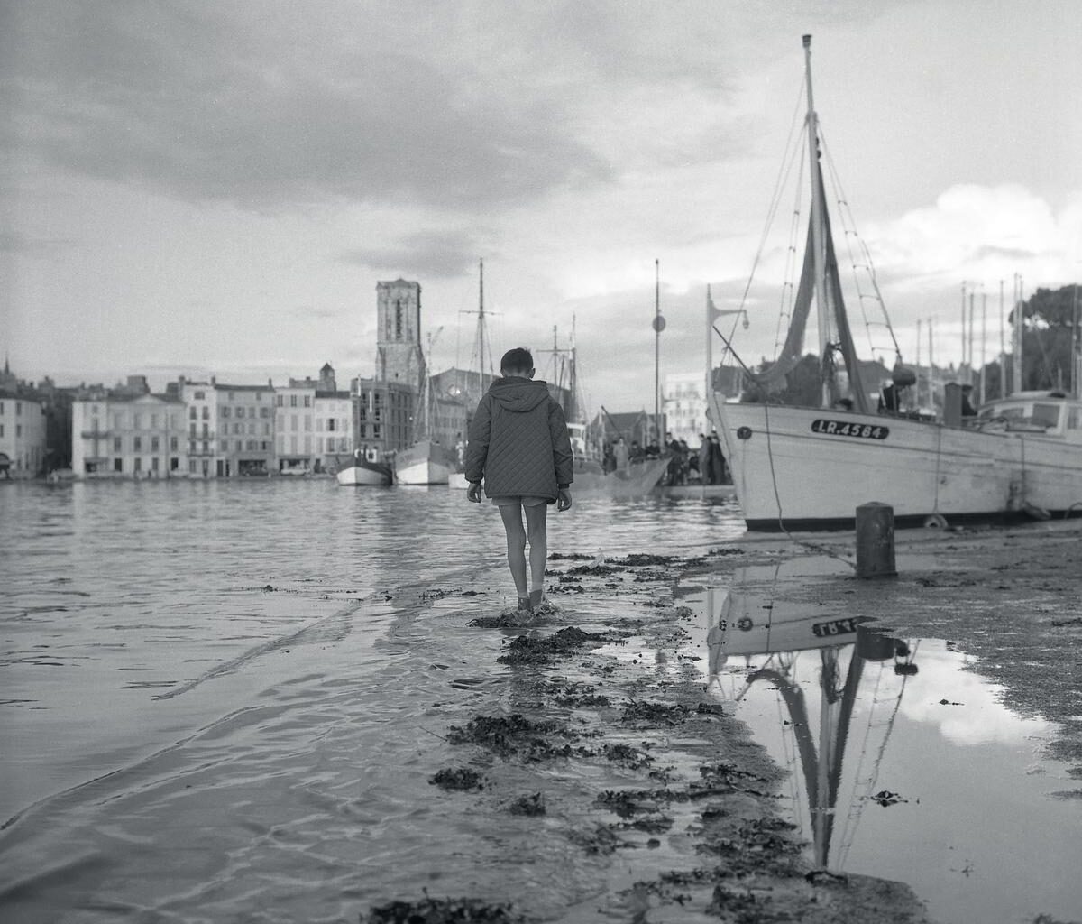 Un regard « à la Robert Doisneau » sur les quais de La Rochelle exposé au Musée maritime