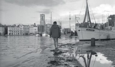 Un regard « à la Robert Doisneau » sur les quais de La Rochelle exposé au Musée maritime