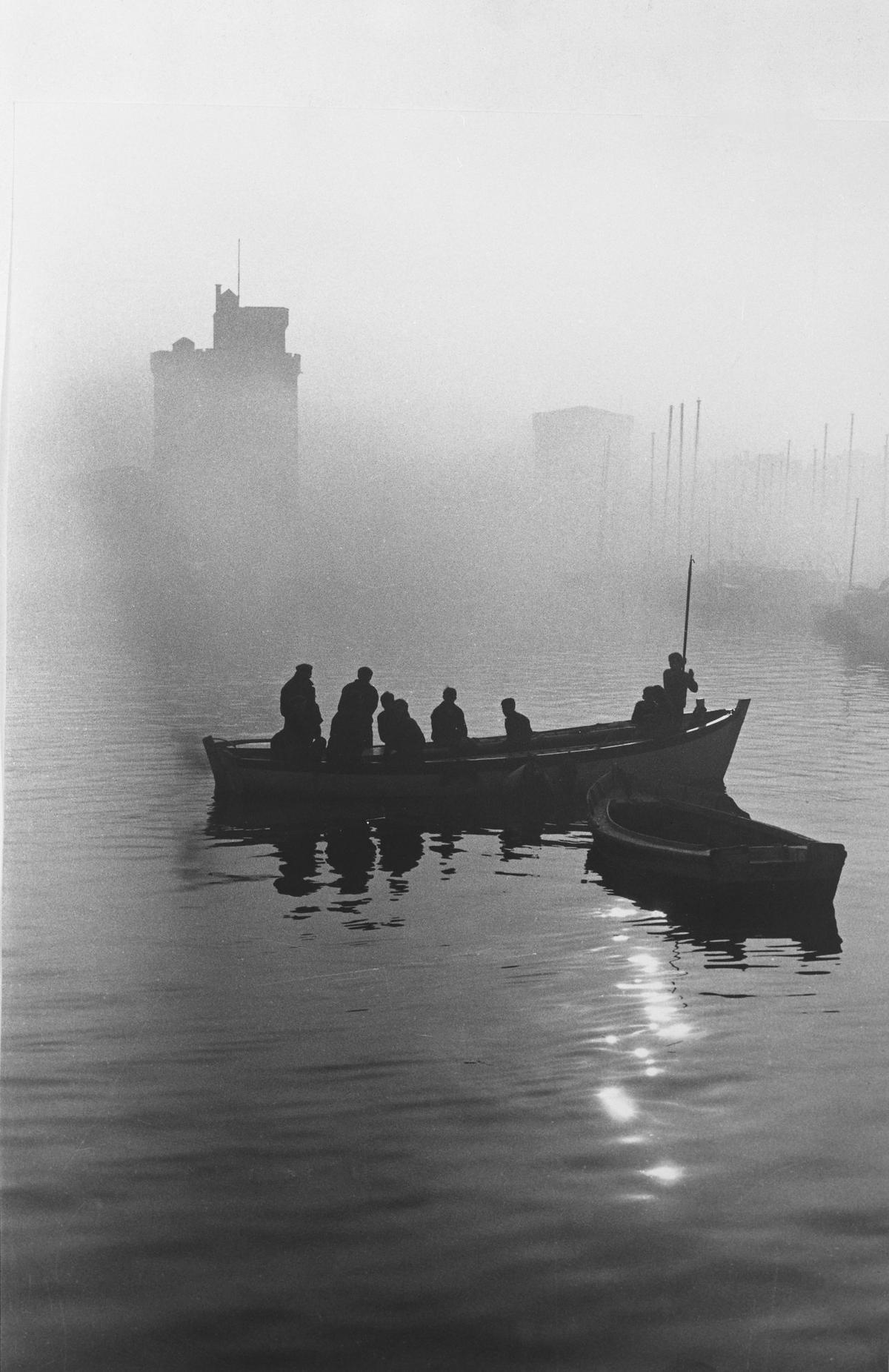Les tours de La Rochelle plongées dans la brume, le cliché qui a inspiré l’affiche de l’exposition.