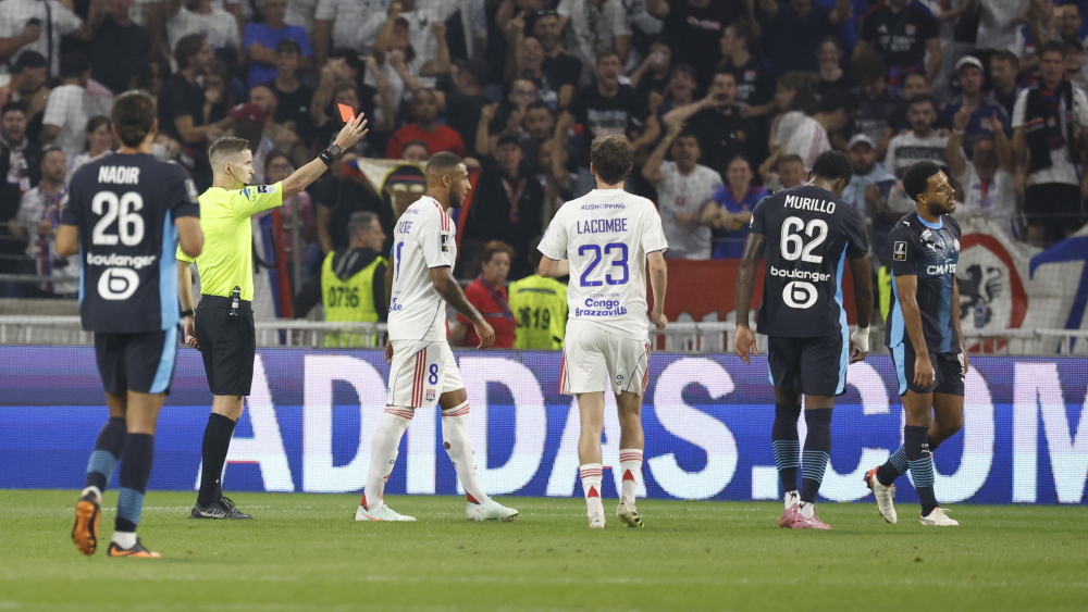 les Olympiens réduits à dix dès la demi-heure de jeu, suivez la rencontre