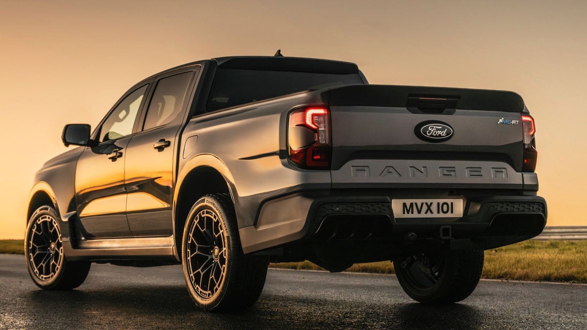Arrière du Ford Ranger MS-RT avec benne fermée et pare-chocs sport