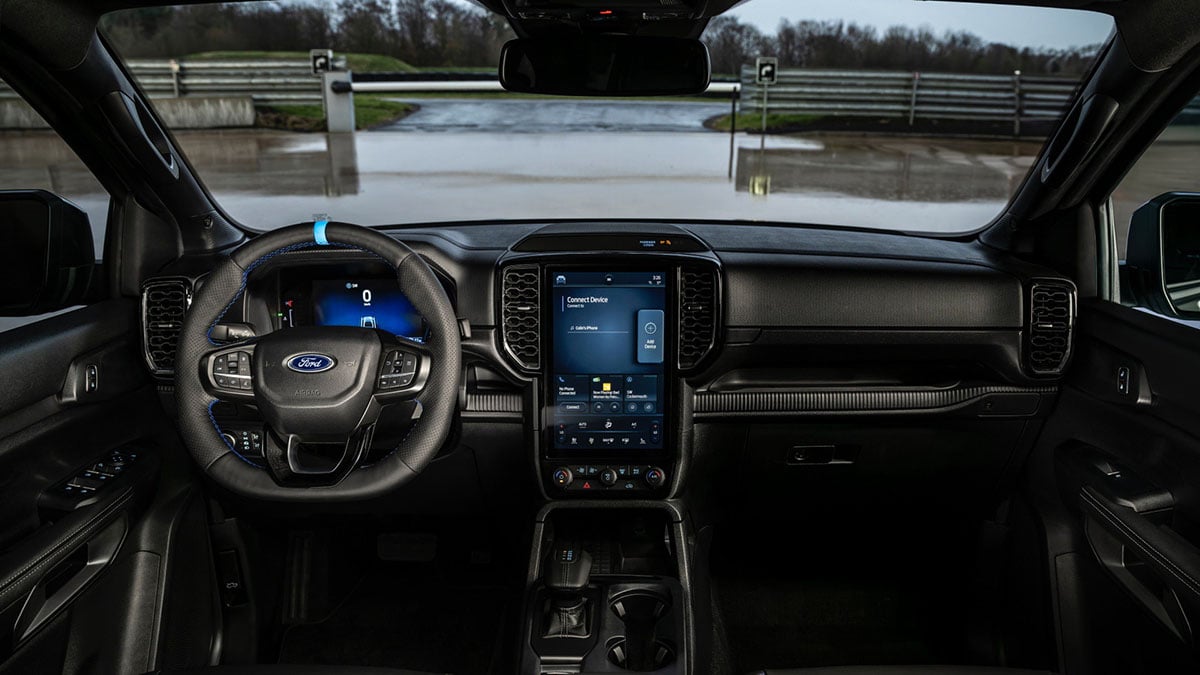 Intérieur du Ford Ranger MS-RT avec sellerie cuir surpiquée et volant sport