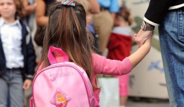 alors que la municipalité prend en charge les fournitures scolaires, l'allocation de rentrée a quand même été versée