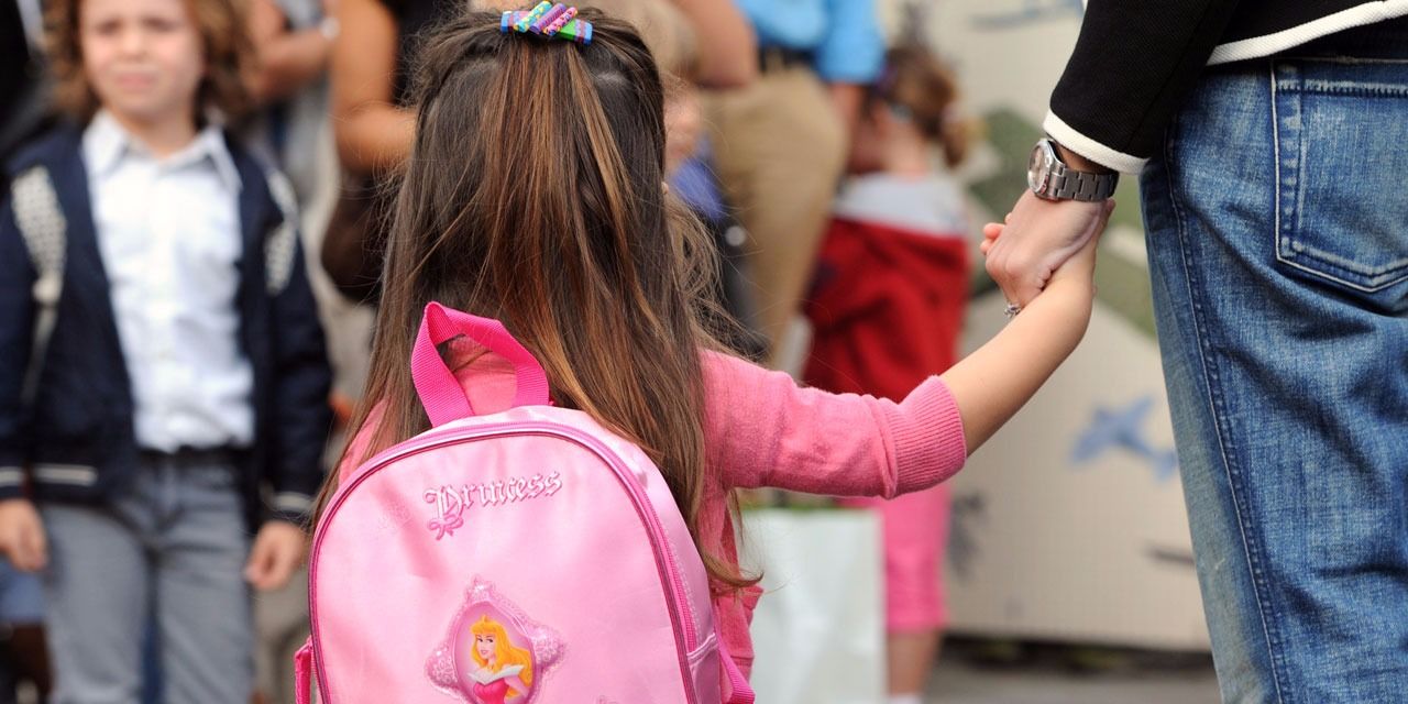 alors que la municipalité prend en charge les fournitures scolaires, l'allocation de rentrée a quand même été versée