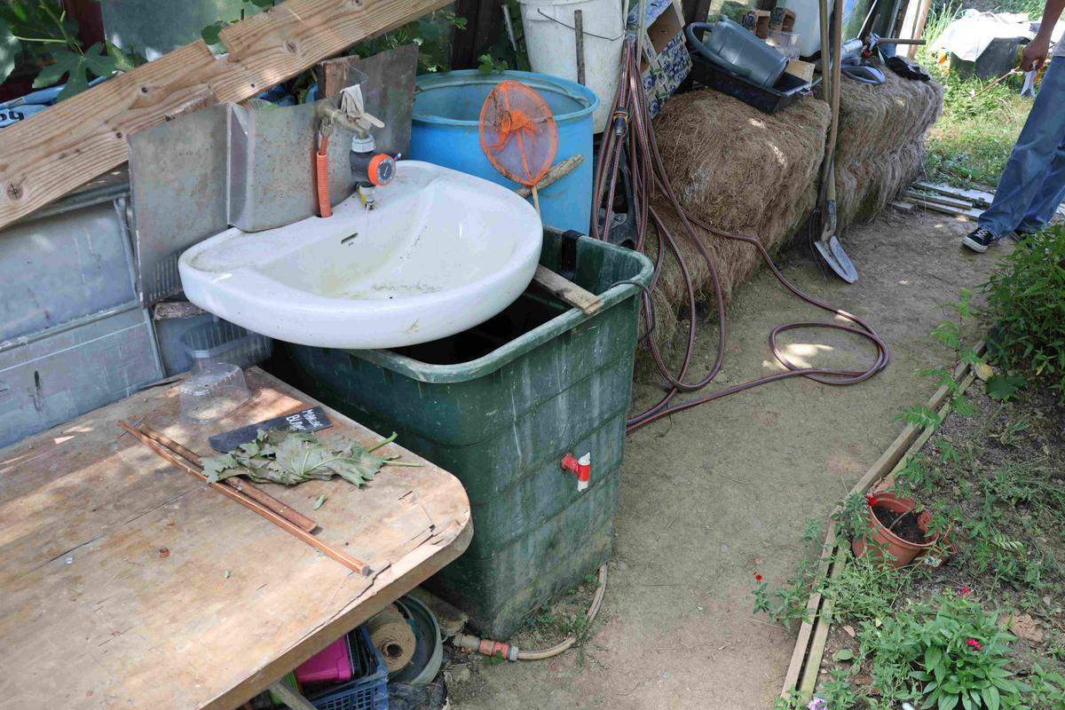 Pour lutter contre les moustiques, il faut commencer par repérer les points d’eau stagnante.