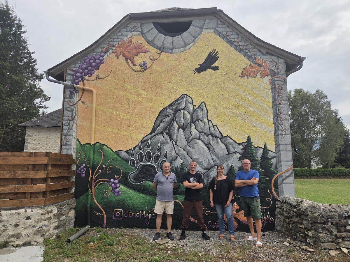 Herrère : cet artiste immortalise le pic du midi d’Ossau sur la façade d’une maison
