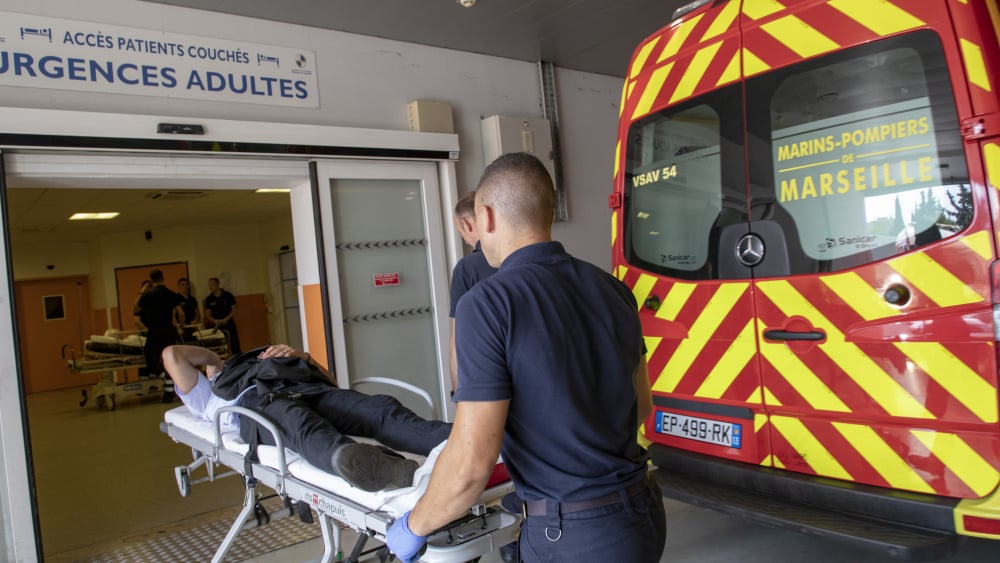 Un homme qui s'est défenestré du 4e étage d'un immeuble, à Marseille, dans un état très grave