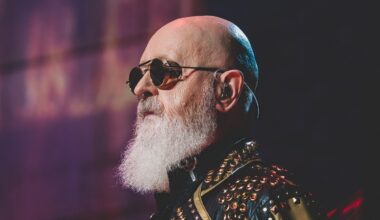 “Ce qui compte, c’est de vivre le moment présent et de répandre autant de bonté que possible autour de soi” : Rob Halford (Judas Priest) parle de sa santé mentale et de sa sobriété