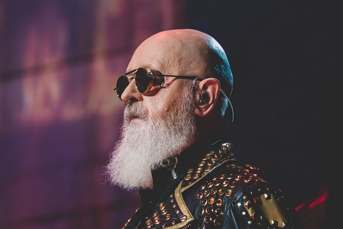 “Ce qui compte, c’est de vivre le moment présent et de répandre autant de bonté que possible autour de soi” : Rob Halford (Judas Priest) parle de sa santé mentale et de sa sobriété
