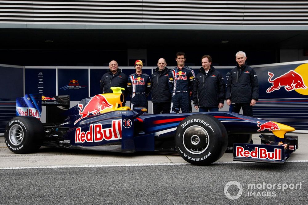 Rob Marshall, tout à gauche, aux côtés de Sebastian Vettel, Adrian Newey, Mark Webber et Christian Horner lors du lancement de la Red Bull de 2009.