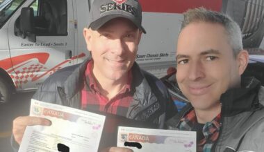 Un égoportrait de Robert Apgar-Taylor et de Robert Taylor montrant leurs documents d'immigration à leur arrivée au Canada.