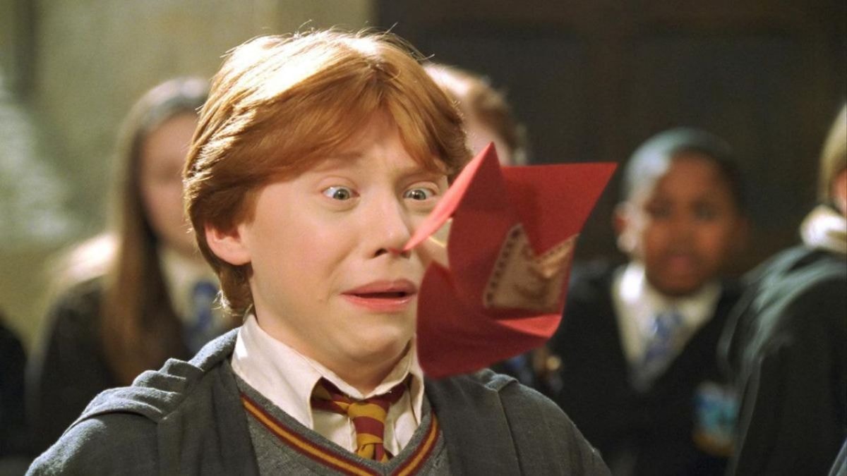 Ron Weasley reçoit une beuglante de la part de sa mère Molly Weasley dans Harry Potter et la Chambre des secrets