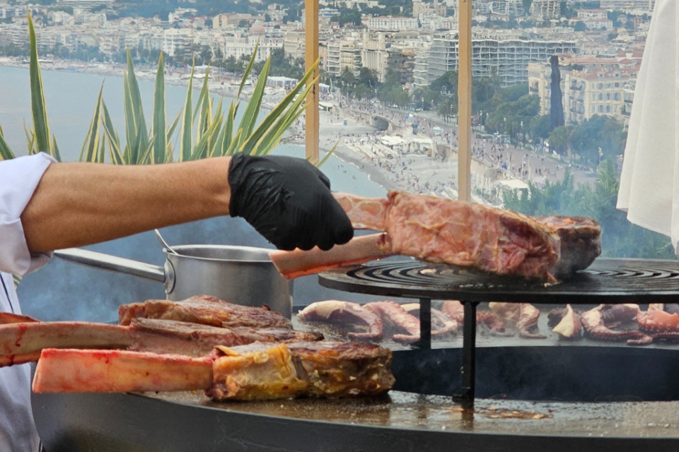 Une côte de bœuf est servie aux clients les samedis.