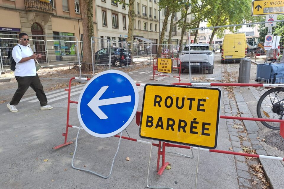 La route longeant la place d'Austerlitz est déjà barrée.