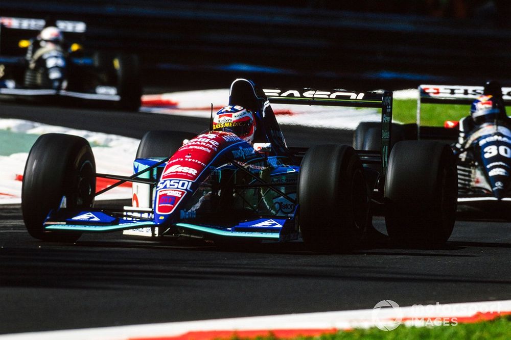 La mort de Senna à Imola a entraîné des changements radicaux sur les voitures, et la Jordan 194 est devenue plus performante.