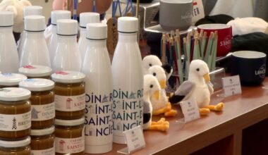 Tourisme. "C'est de la promotion masquée". Comment les communes vendent de plus en plus leur image avec des produits dérivés