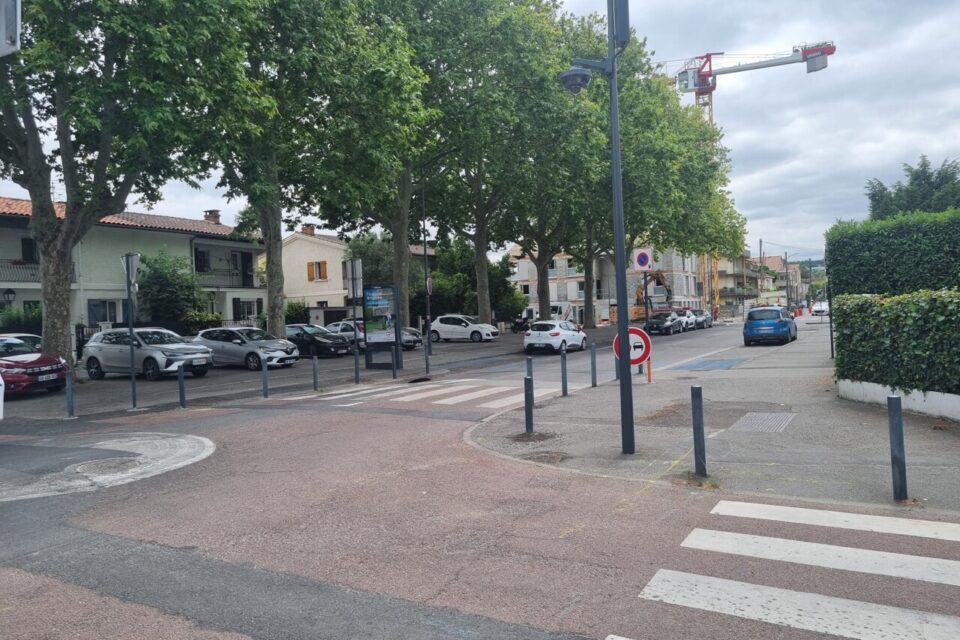La place du marché et les abords de la station de métro doivent être réaménagés.