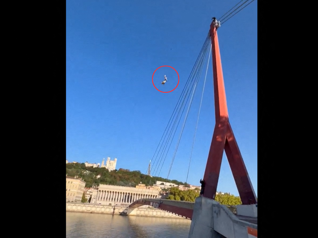 un homme fait un saut ultra dangereux dans la Saône, la préfète voit rouge
