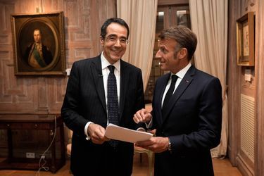 Darius Rochebin et Emmanuel Macron à Washington le 18 août.