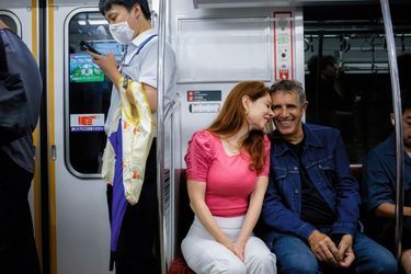 Incognito dans le métro de Tokyo. La joie de l’anonymat, ils en profitent aussi à Londres, où ils résident.