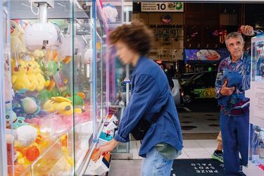 Léonard, leur fils, tente d’attraper des peluches kawaii. Le 31 juillet.