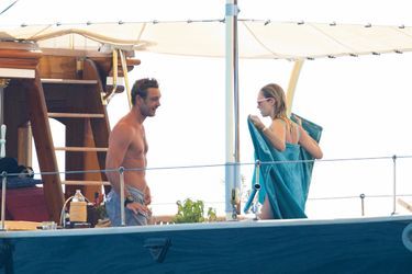Beatrice Borromeo et Pierre Casiraghi sur le pont du bateau, des amoureux qui viennent de fêter leurs 10 ans de mariage.