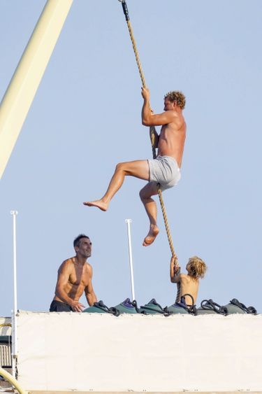 À bord du yacht «Pacha III», le plaisir tient la corde B.a.-ba du bon navigateur: le montée de corde. À 37 ans, Pierre Casiraghi, marin aguerri, est vice-président du Yacht Club de Monaco. Il est aussi un excellent professeur pour son fils Francesco. À g., leur ami Sébastien Jondeau, mannequin et ancien garde du corps de Karl Lagerfeld.