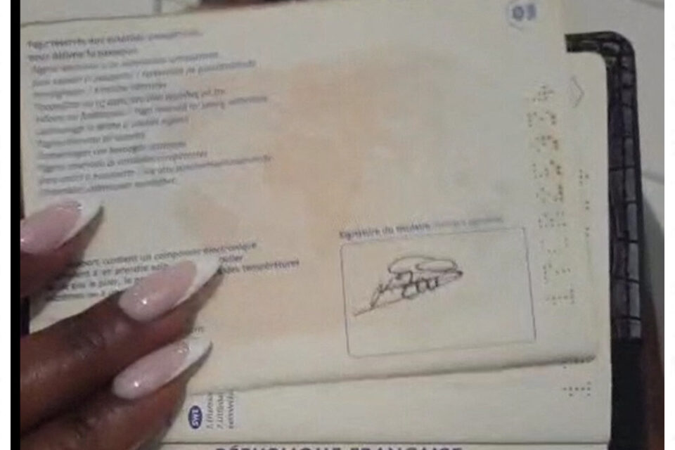 La page où se trouve la signature s'est décollée du reste, mais était toujours à l'intérieur.