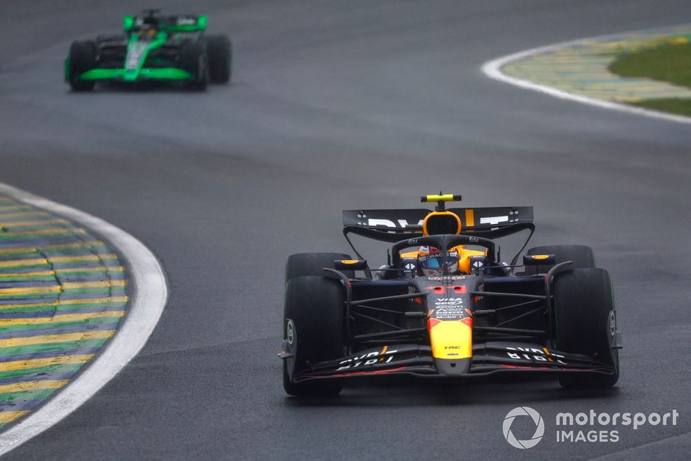 Sergio Pérez devant Valtteri Bottas lors du GP du Brésil 2024.