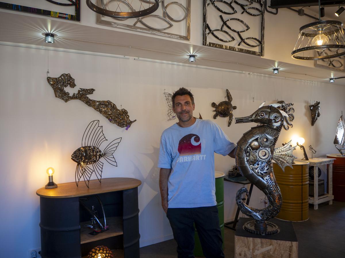 Au Bois-Plage-en-Ré, un sculpteur transforme les vieux vélos en totems d’acier