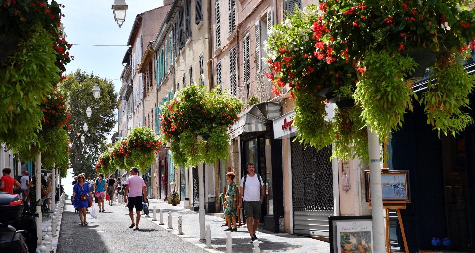Toulon vit au rythme du délicore avec ses t-shirts de commerces préférés