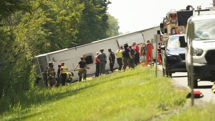Un autocar de tourisme s'est renversé sur l'autoroute de l'Etat de New York, près de Pembroke, le 22 août 2025. (LIBBY MARCH / AP / SIPA)