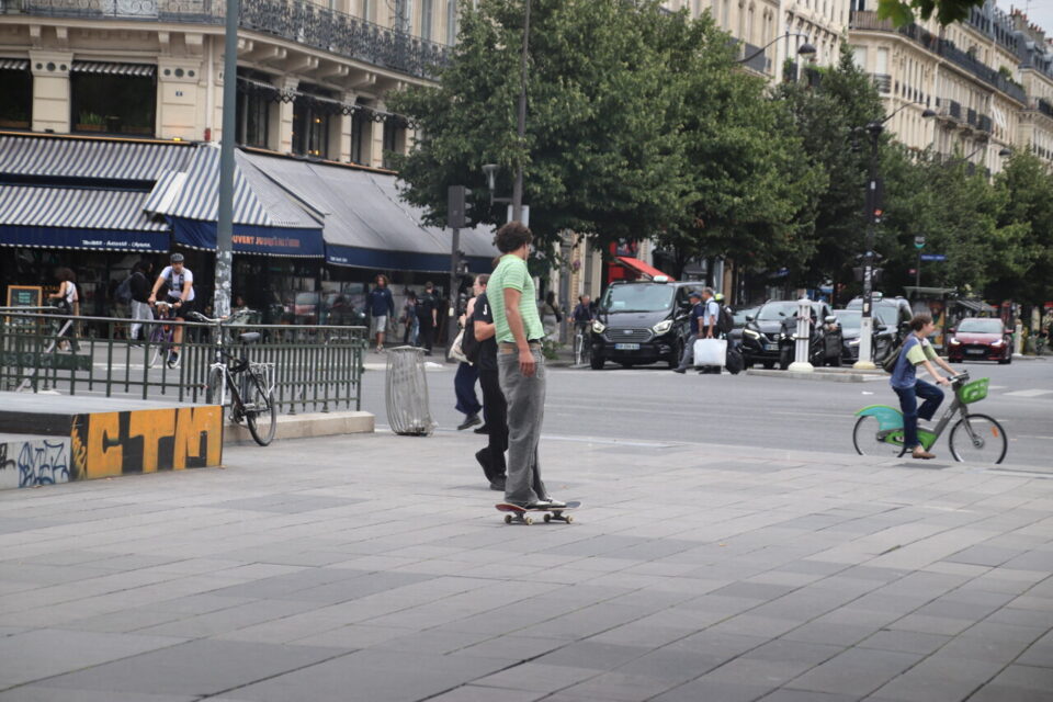 Des skateurs sur la place de la République, en juillet 2025. 