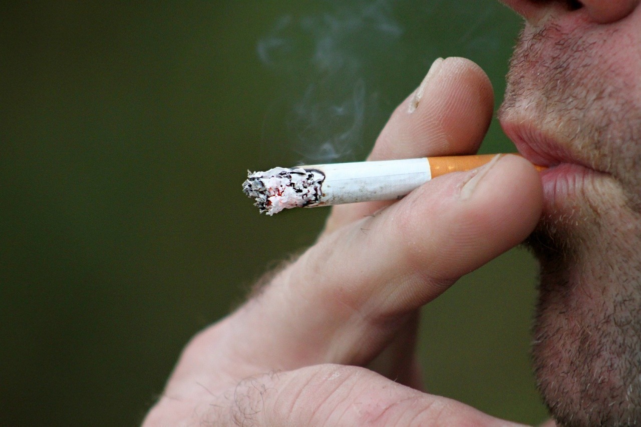 interdiction de fumer… mais des cendriers distribués