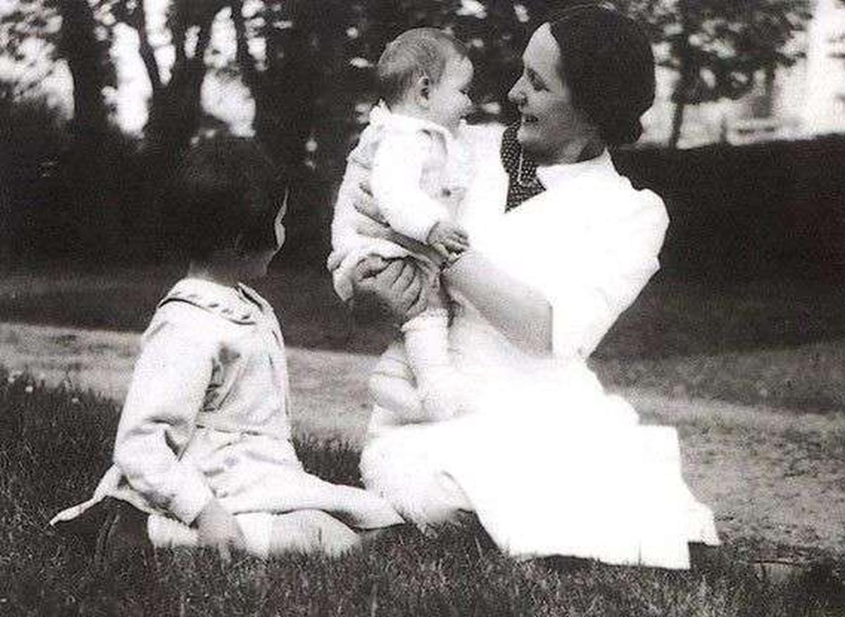 Philippe Sollers à Bordeaux 1937 dans le parc de la propriété familiale avec sa mère et sa sœur Annie.
