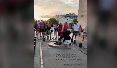 l'homme qui a allumé sa cigarette avec la flamme du Soldat inconnu condamné