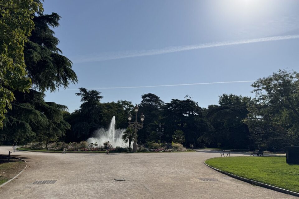 Passer dans les jardins de la ville, ici au Grand Rond.