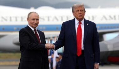 Trump et Poutine se serrent la main sur le tarmac.