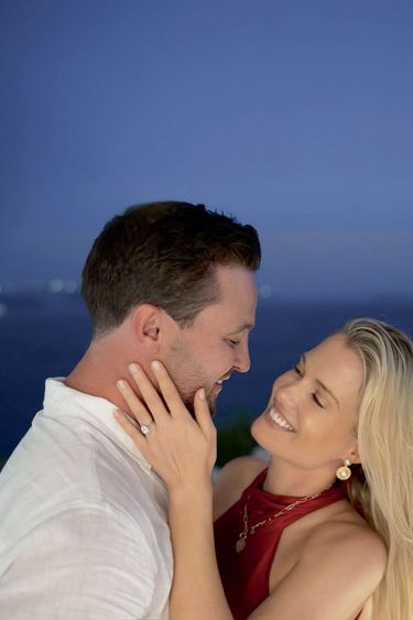 Channing Millerd et lady Eliza Spencer, lors de leurs fiançailles, à Santorin, le 31 juillet.