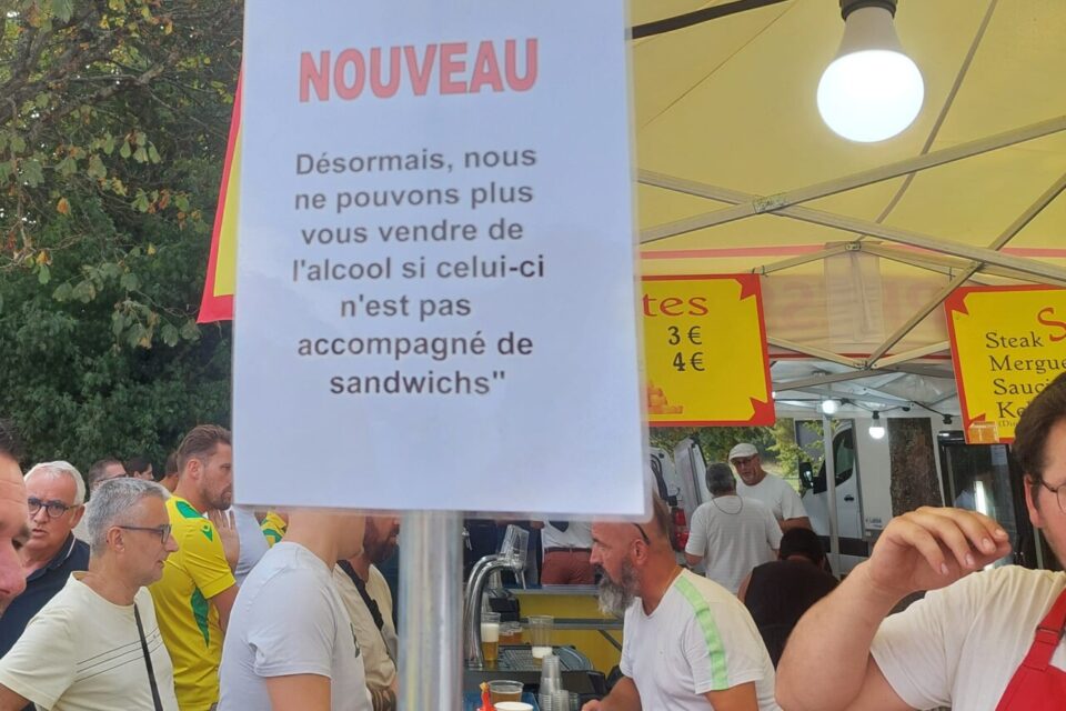 Des feuilles étaient affichées près des buvettes pour informer les clients.