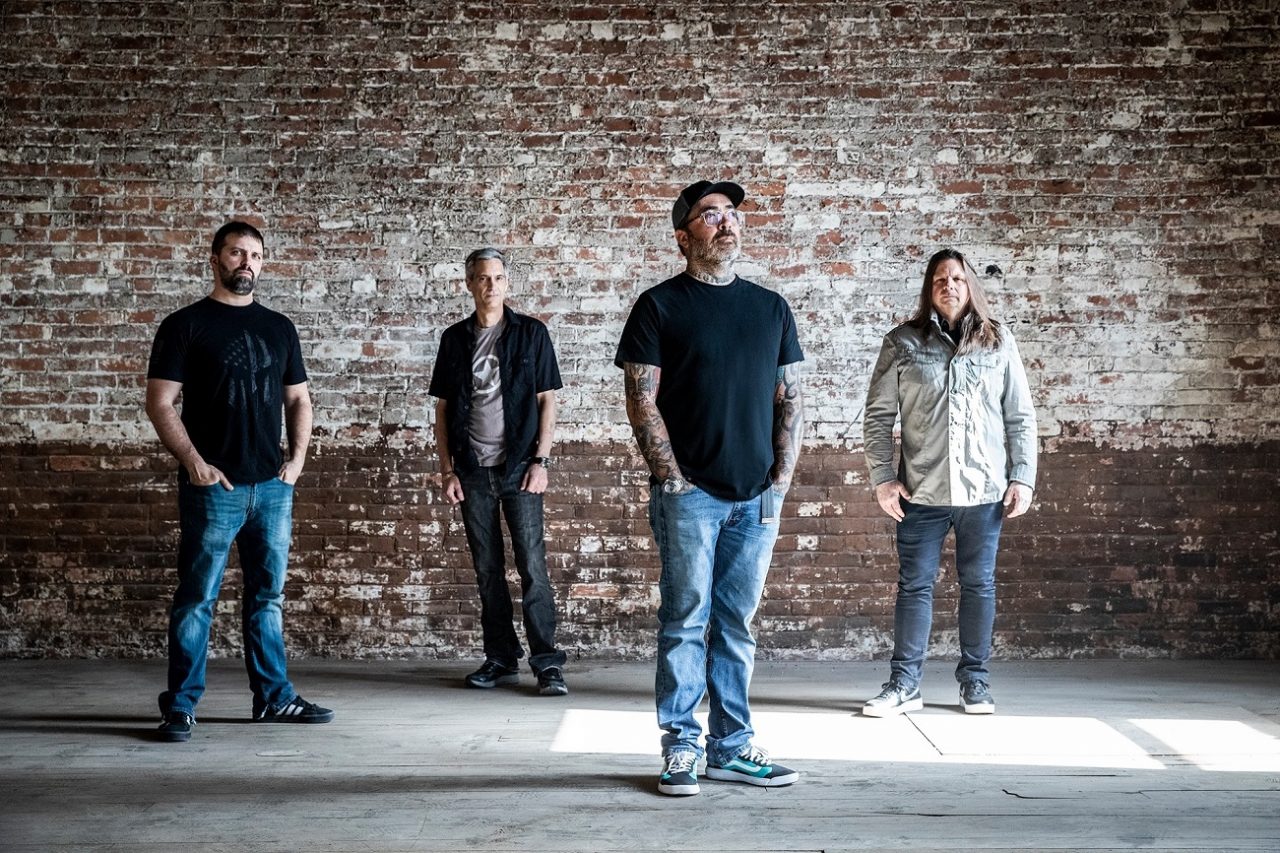 Aaron Lewis de Staind rend un hommage émouvant au batteur Jon Wysocki, aujourd’hui décédé