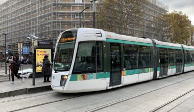 il défend sa petite amie dans le tramway et se fait poignarder à plusieurs reprises