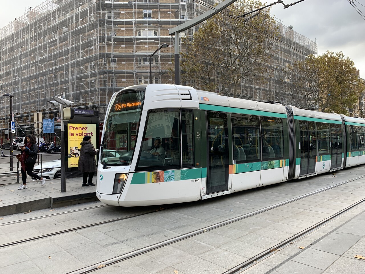 il défend sa petite amie dans le tramway et se fait poignarder à plusieurs reprises