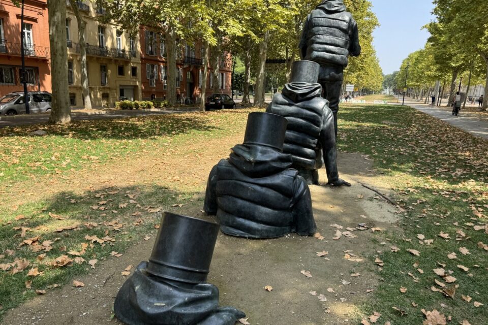 De 70 centimètres à 3,50 mètres de hauteur, lourde de 2 tonnes, cette œuvre se dresse à Toulouse.